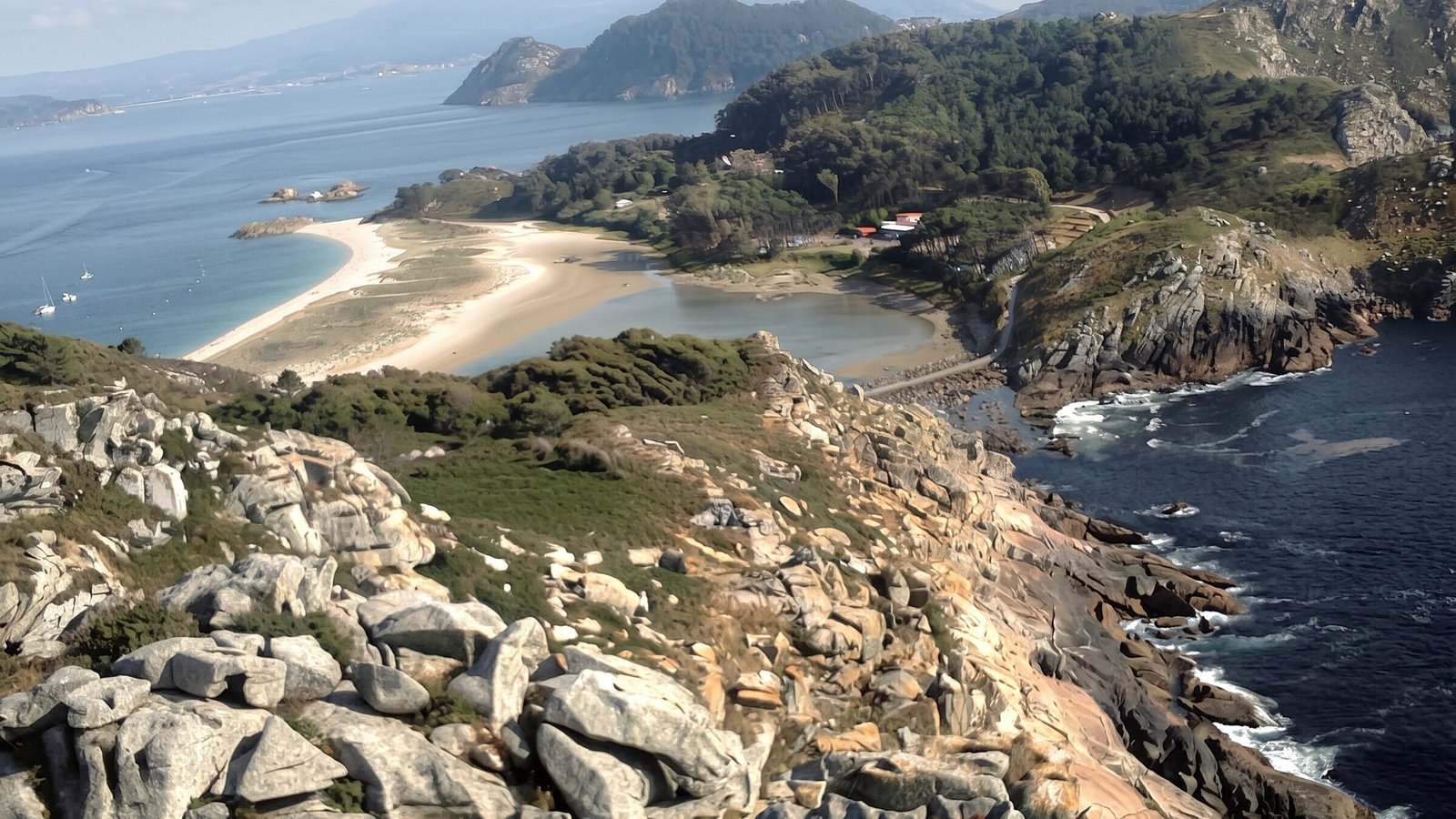Playa de Rodas y laguna de las Islas Cíes desde el mirador