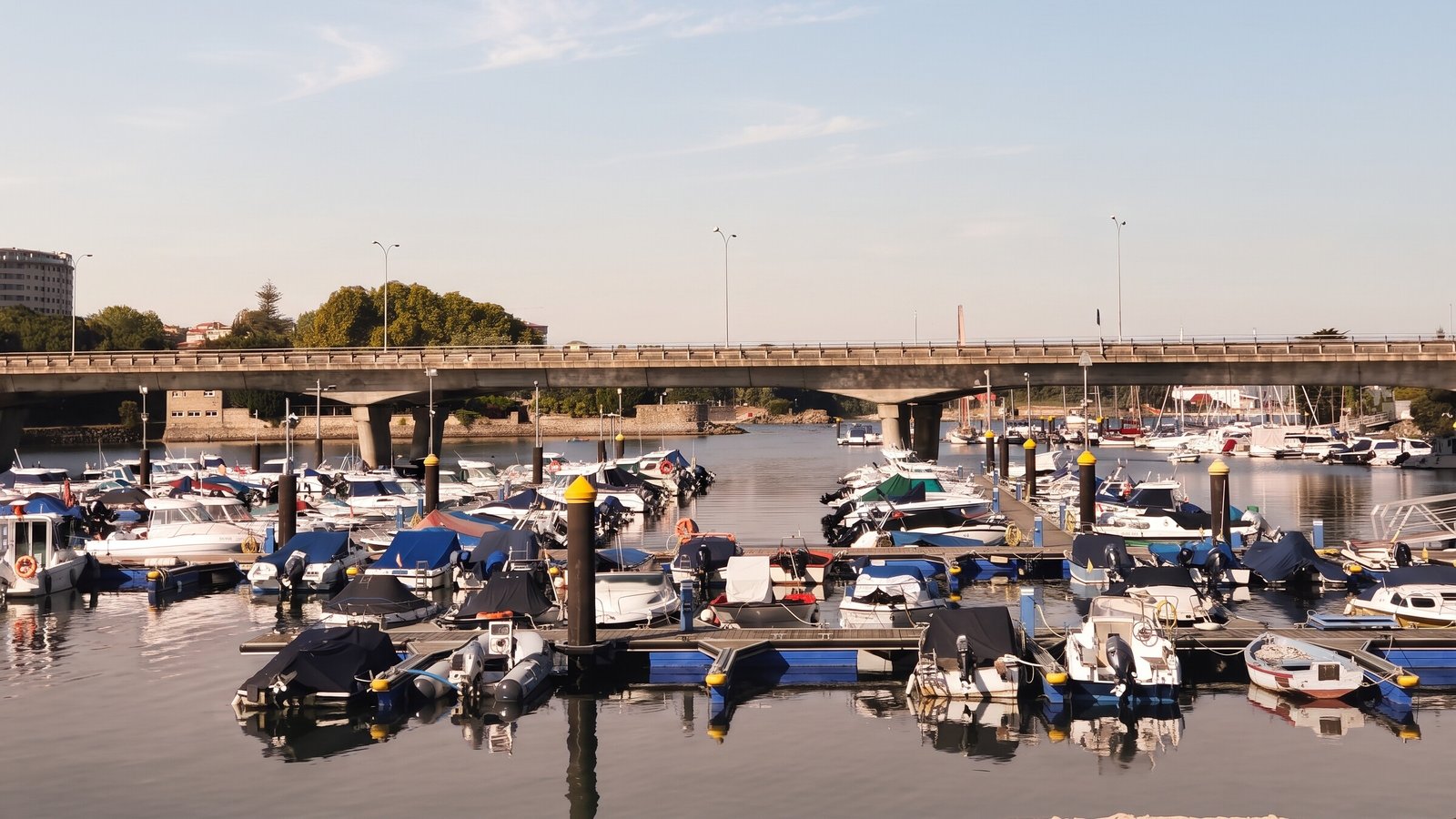 Puerto de Bouzas, barrio marinero de Vigo, con barcas amarradas