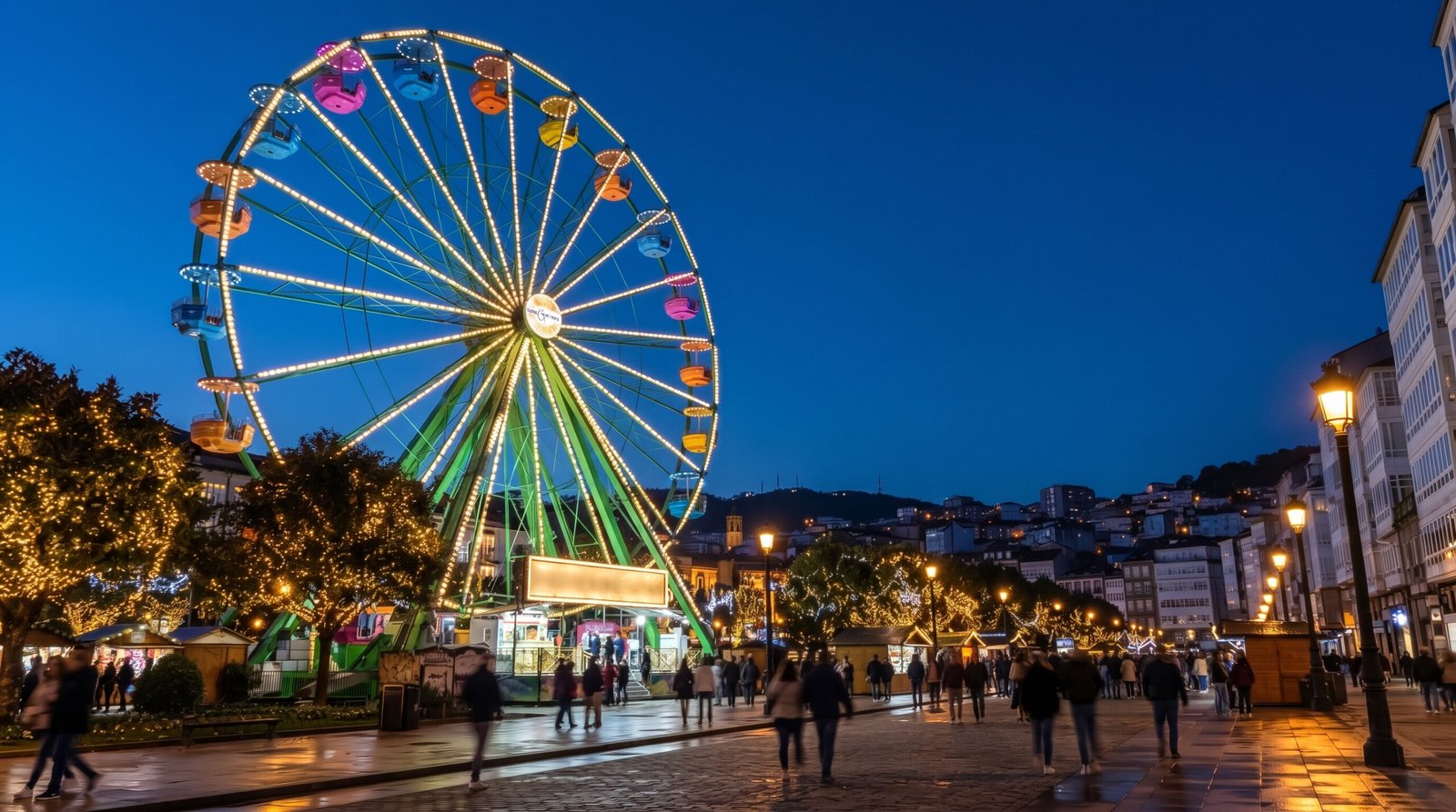 Noria de Navidad iluminada en el centro de Vigo al anochecer